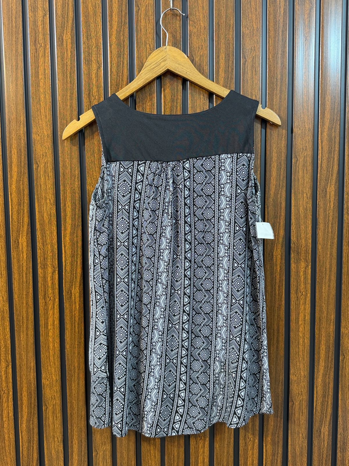 Chest 17  Lenght 23 to 25  Fabric linen New Arrival Sleeveless Tops for Women