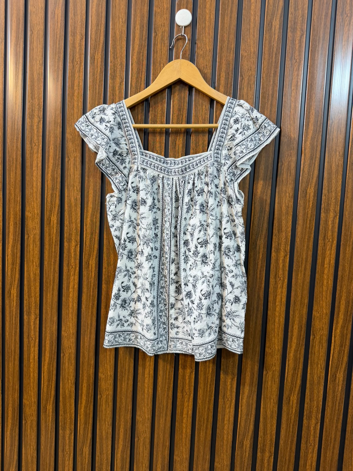 Chest 18  Length 21  Fabric Cotton Women's Branded Summer Sleeveless Top