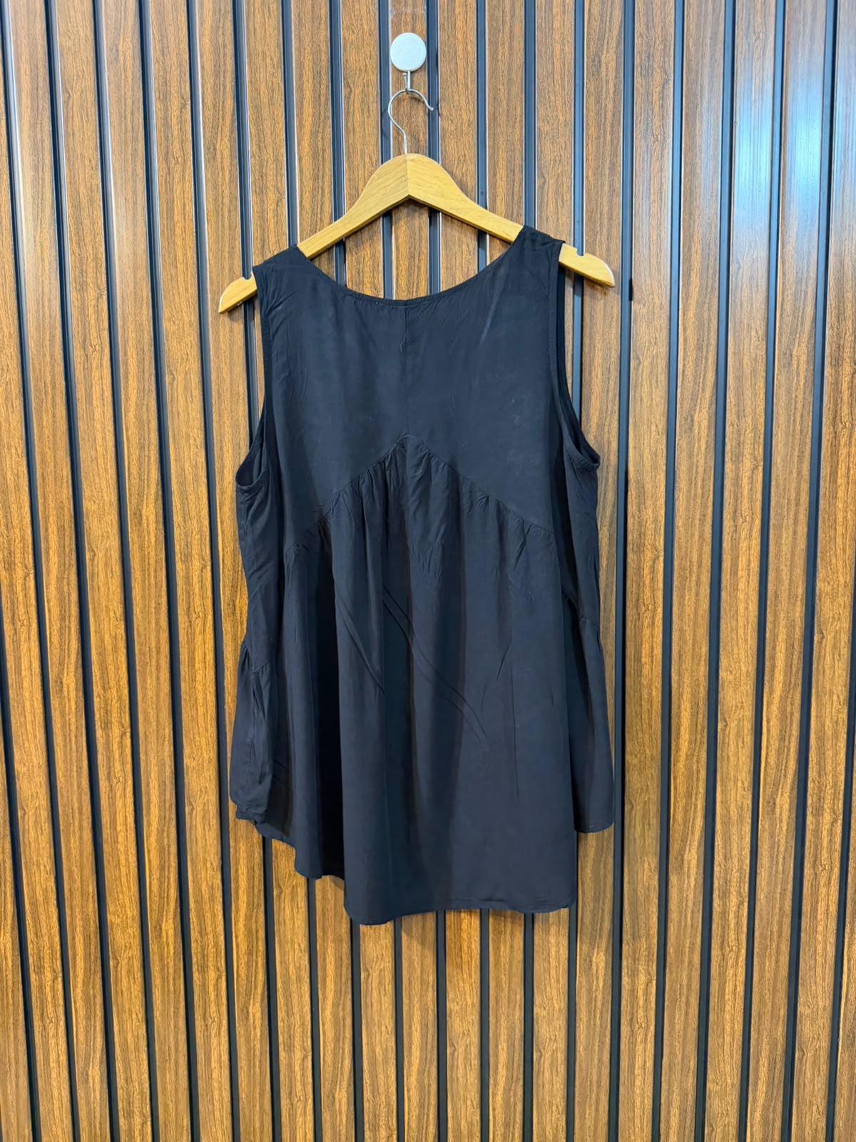 Chest 21  Length 24 To 26  Fabric Linen Women's Trendy Sleeveless Top