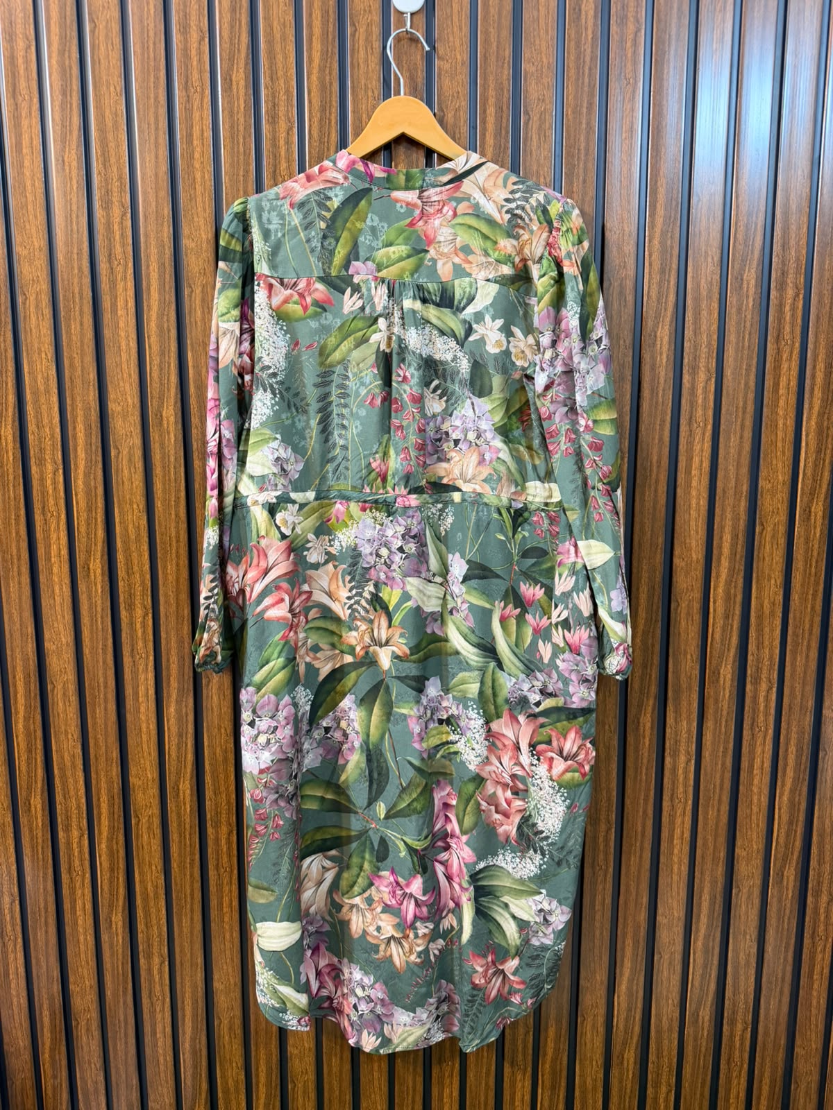 Chest 20  Length 43 To 44  Fabric Silk Branded Women's Outfit Top