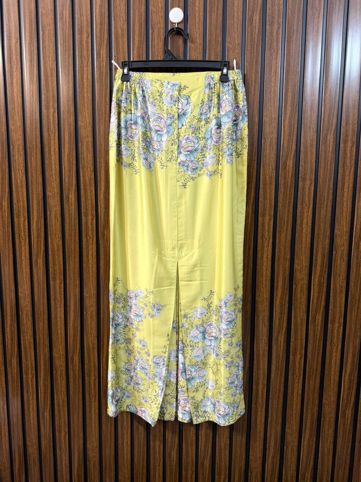 Waist 30  Length 39  Fabric Silk Ladies' Western Skirt