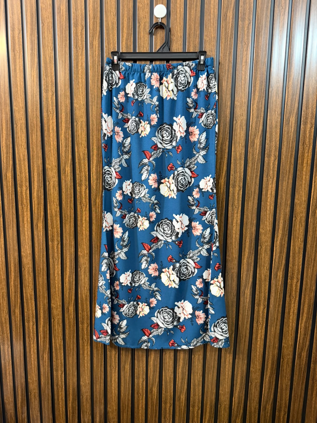 Waist 32  Length 37  Fabric Silk Women's Signature Skirt