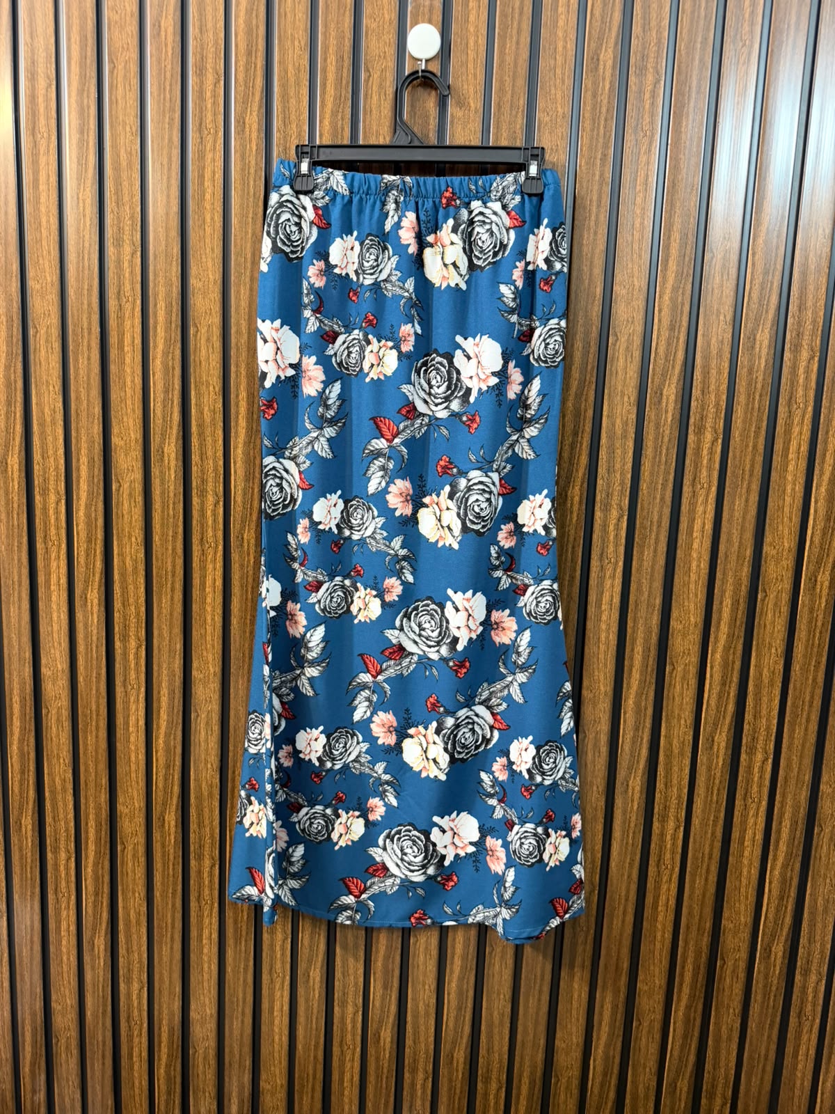 Waist 32  Length 37  Fabric Silk Women's Signature Skirt