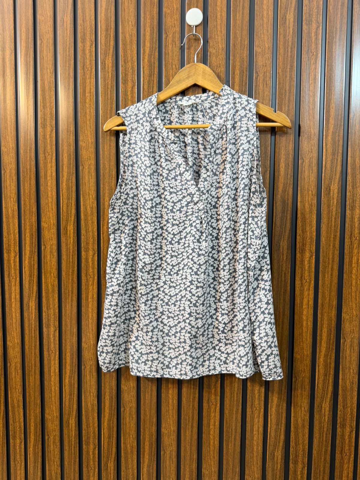 Chest 21  Length 24  Fabric Linen Women's Smart Sleeveless Top