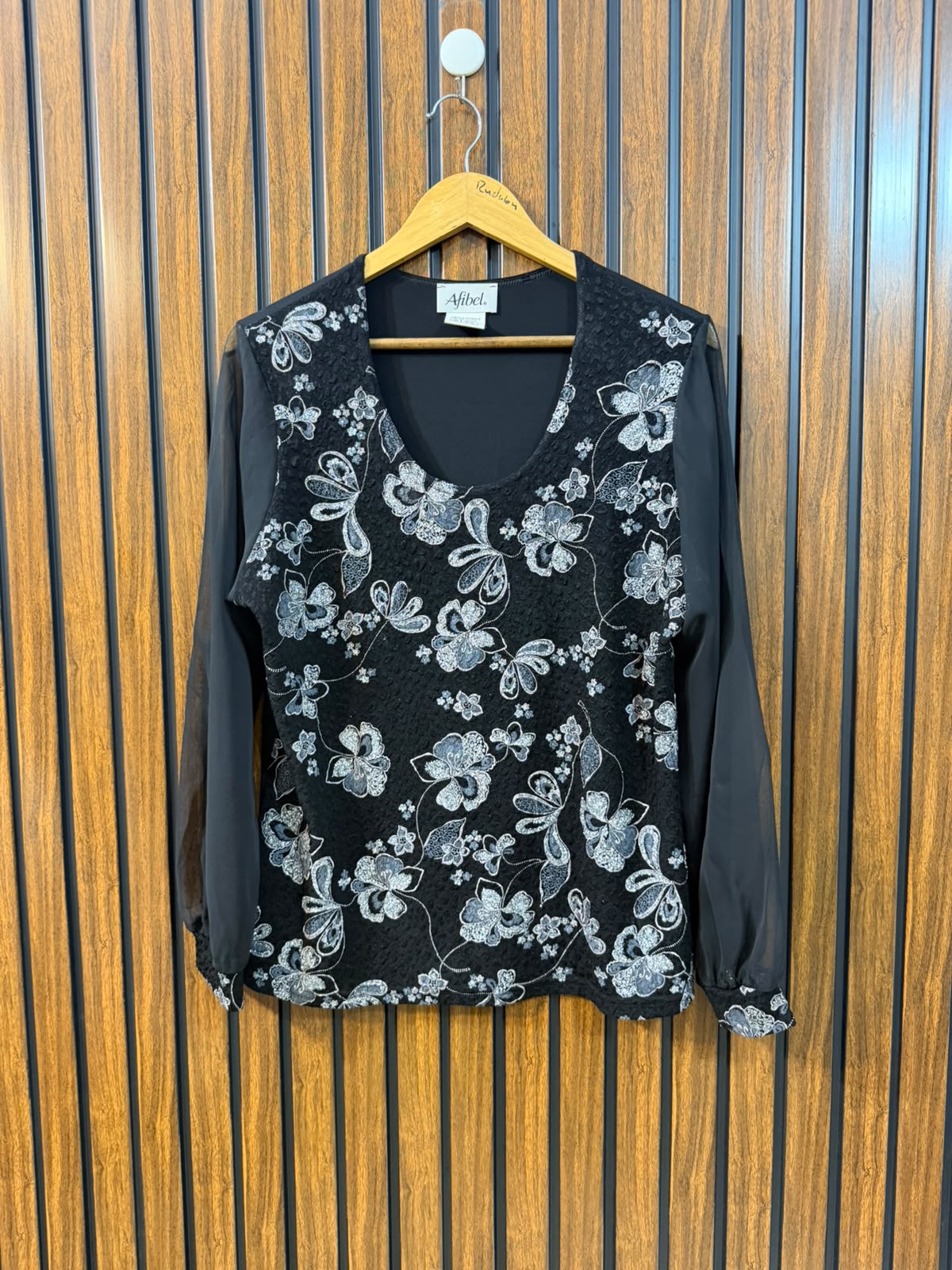 Chest 20  Length 25&nbsp;  Sleeve Fabric Chiffon pther fabric Silk Jersy Women's Branded Long Sleeve Top