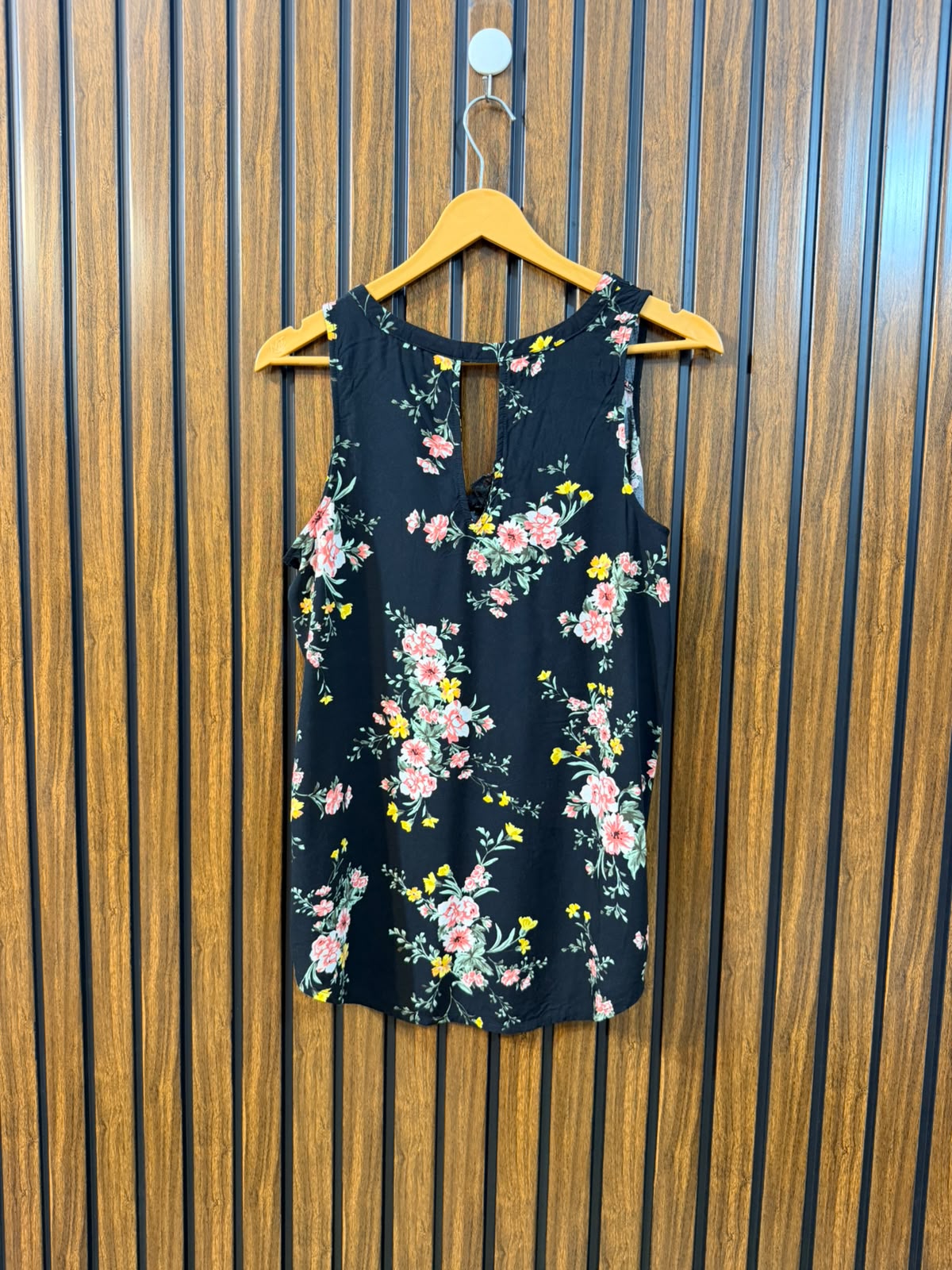 Chest 19  Lenght 26  Fabric linen Women's Essential Sleeveless Top