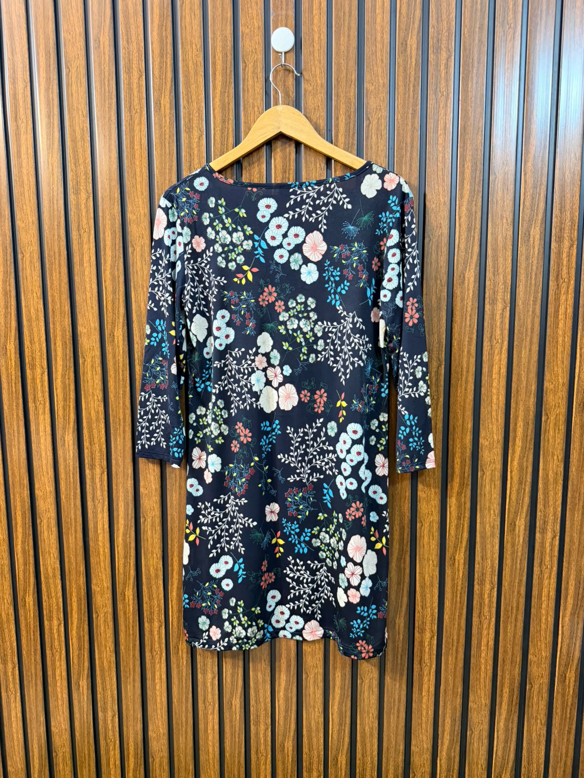 Chest 20  Lenght 33  Fabric Silk Jersey Casual Western Women's Long Top