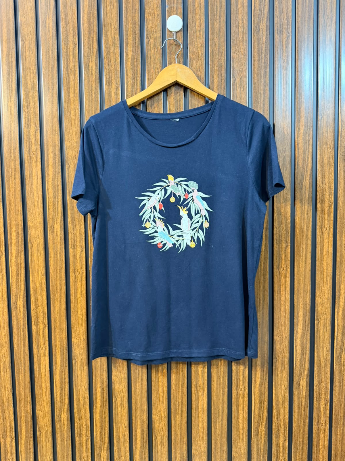 Chest 20  Length 23.5 Women's Elegant T-Shirt