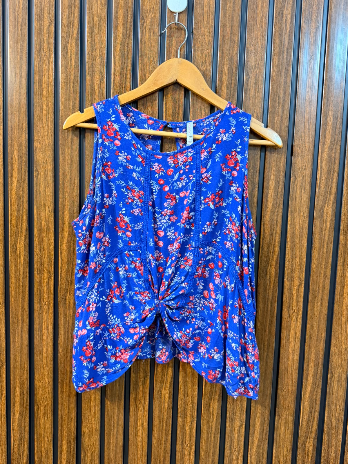 Chest 20  Length 19  Fabric Rayon Western Branded Women's Sleeveless Top