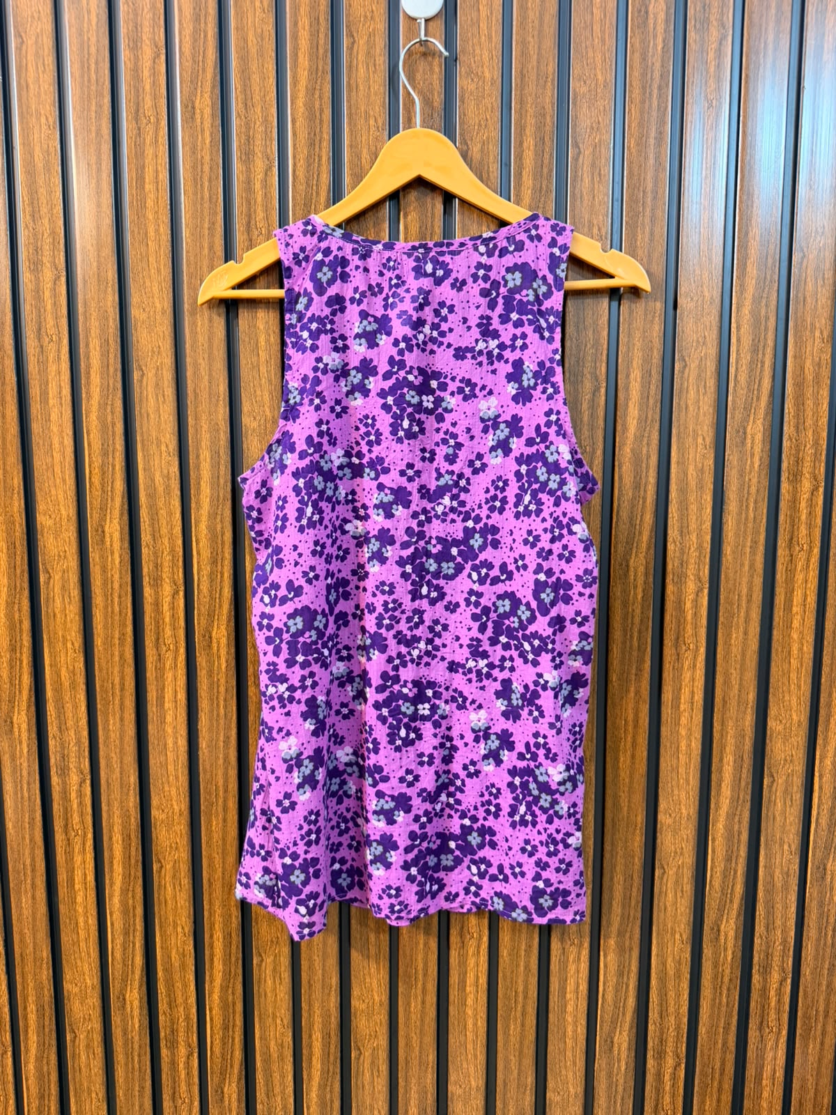 Chest 19  Length 25  Fabric Cotton Women's Signature Sleeveless Top