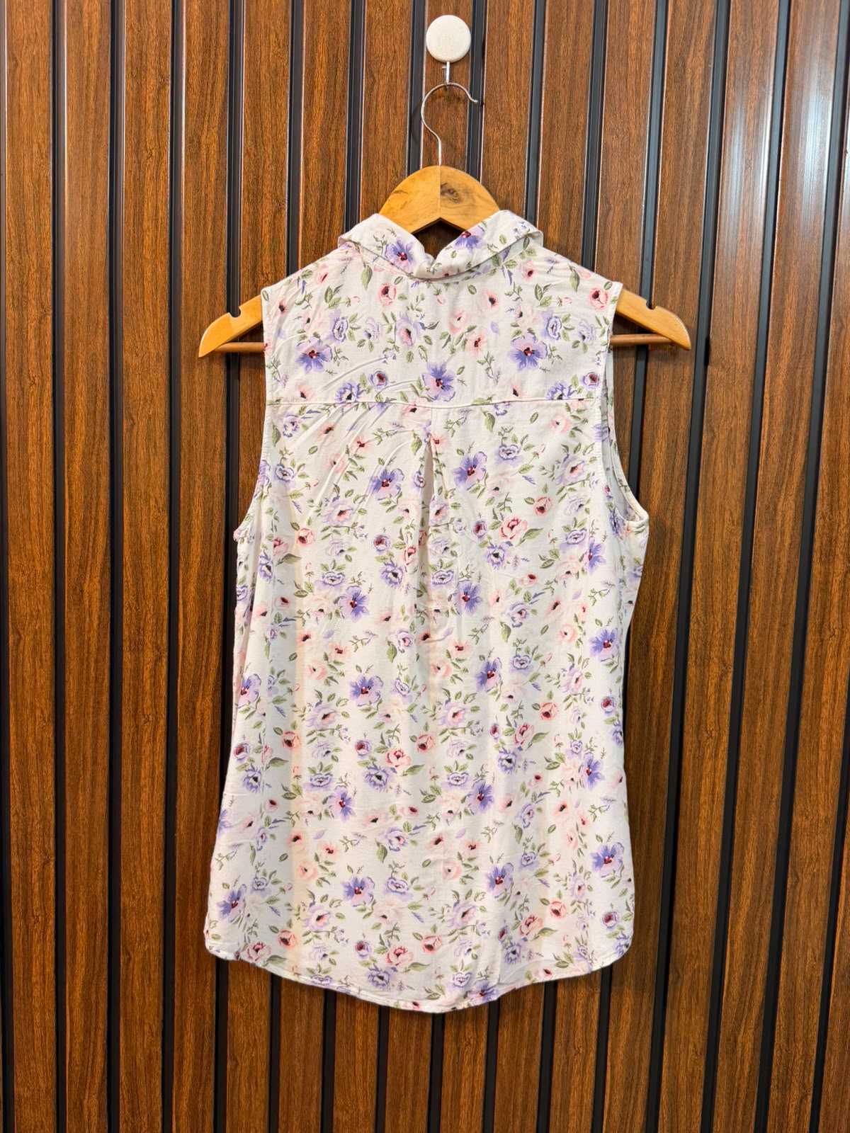 Chest 18  Length 25  Fabric Linen Women's Contemporary Sleeveless Top