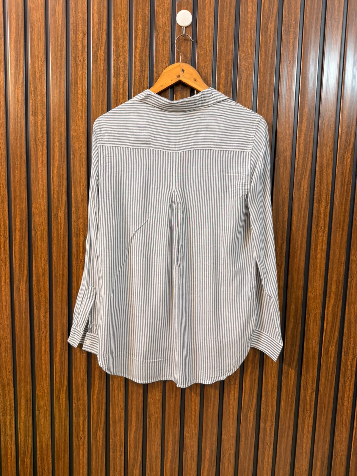 Chest 18  Length 25 To 27  Fabric Linen Western Women's Signature Full Sleeve Top