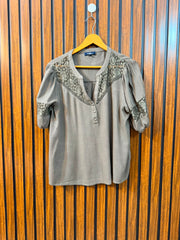 Chest 20  Length 22.5  Fabric Rayon Branded Women's Fashion Wear Half Sleeve Top
