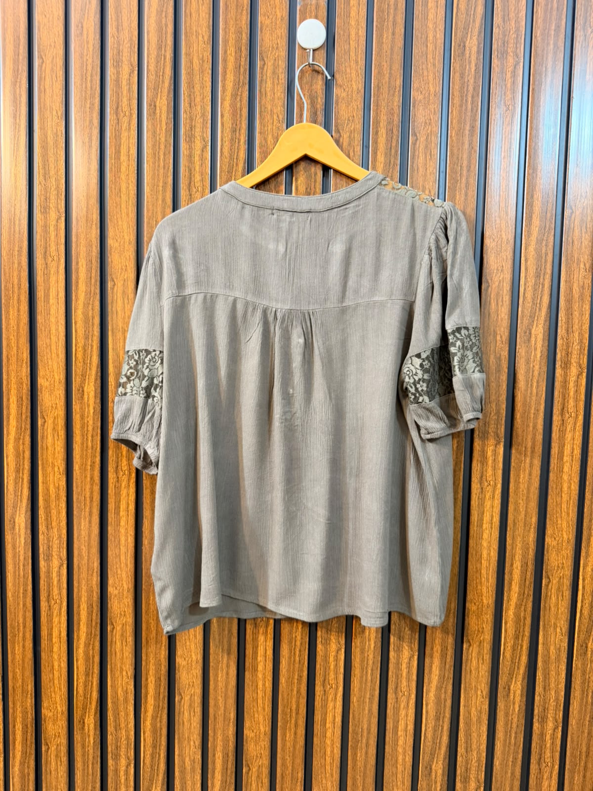 Chest 20  Length 22.5  Fabric Rayon Branded Women's Fashion Wear Half Sleeve Top