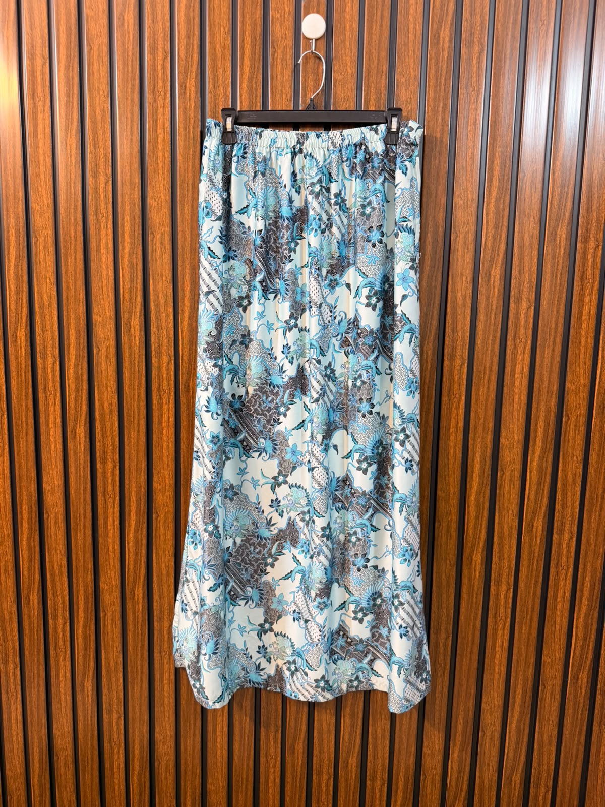Waist 32  Length 39  Fabric Silk Women's Beautiful Skirt