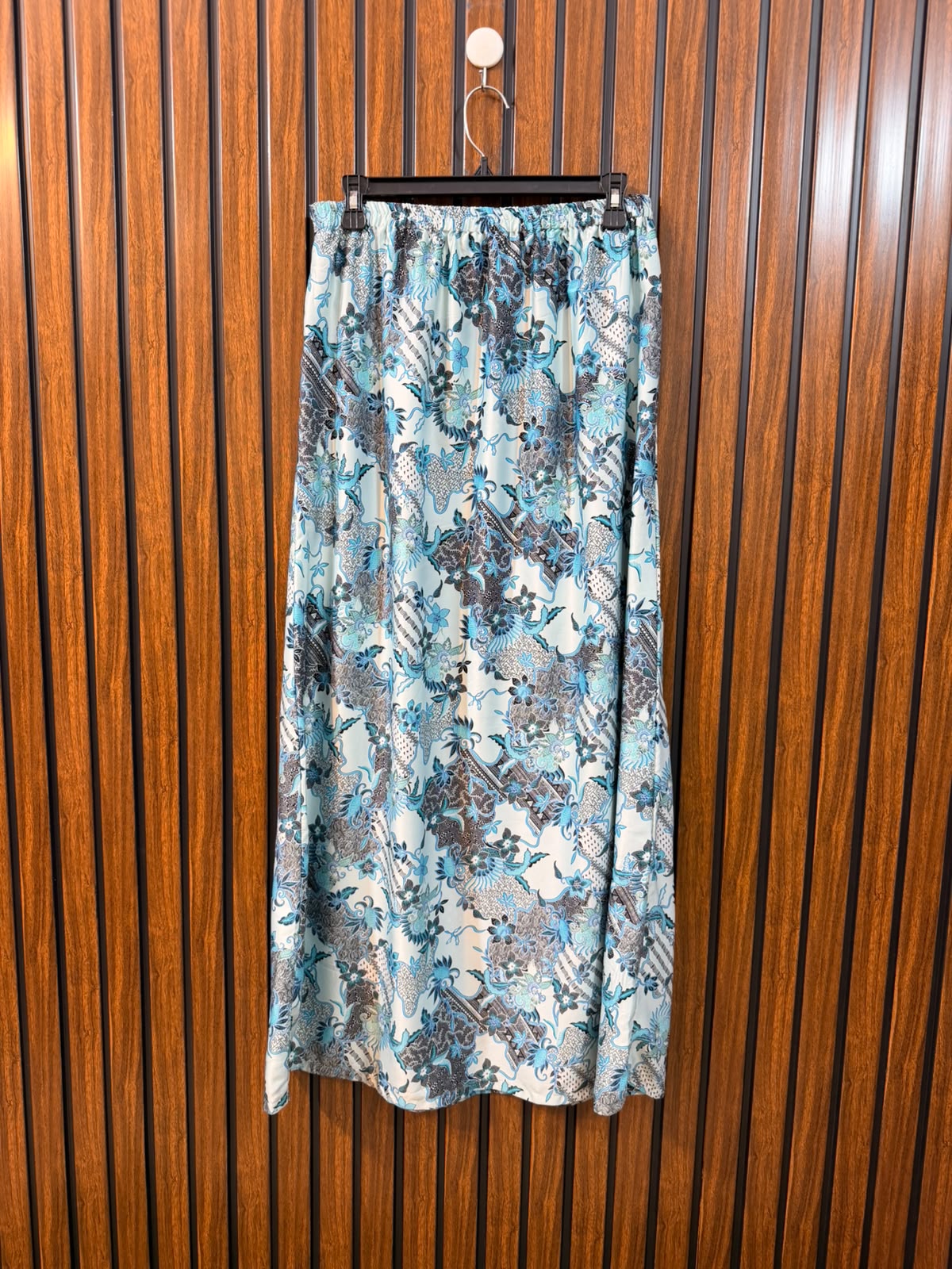 Waist 32  Length 39  Fabric Silk Women's Beautiful Skirt