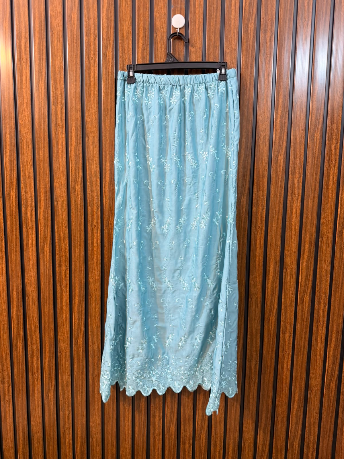 Waist 32  Length 39  Fabric Silk Women's Signature Skirt