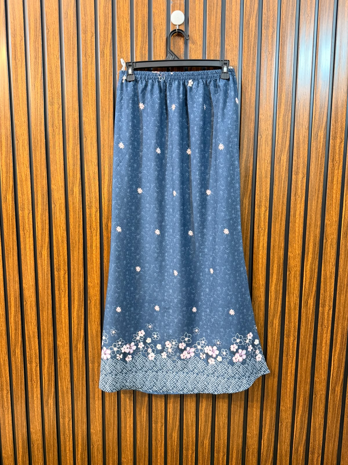 Waist 30  Length 38  Fabric Silk Women's Luxury Skirt