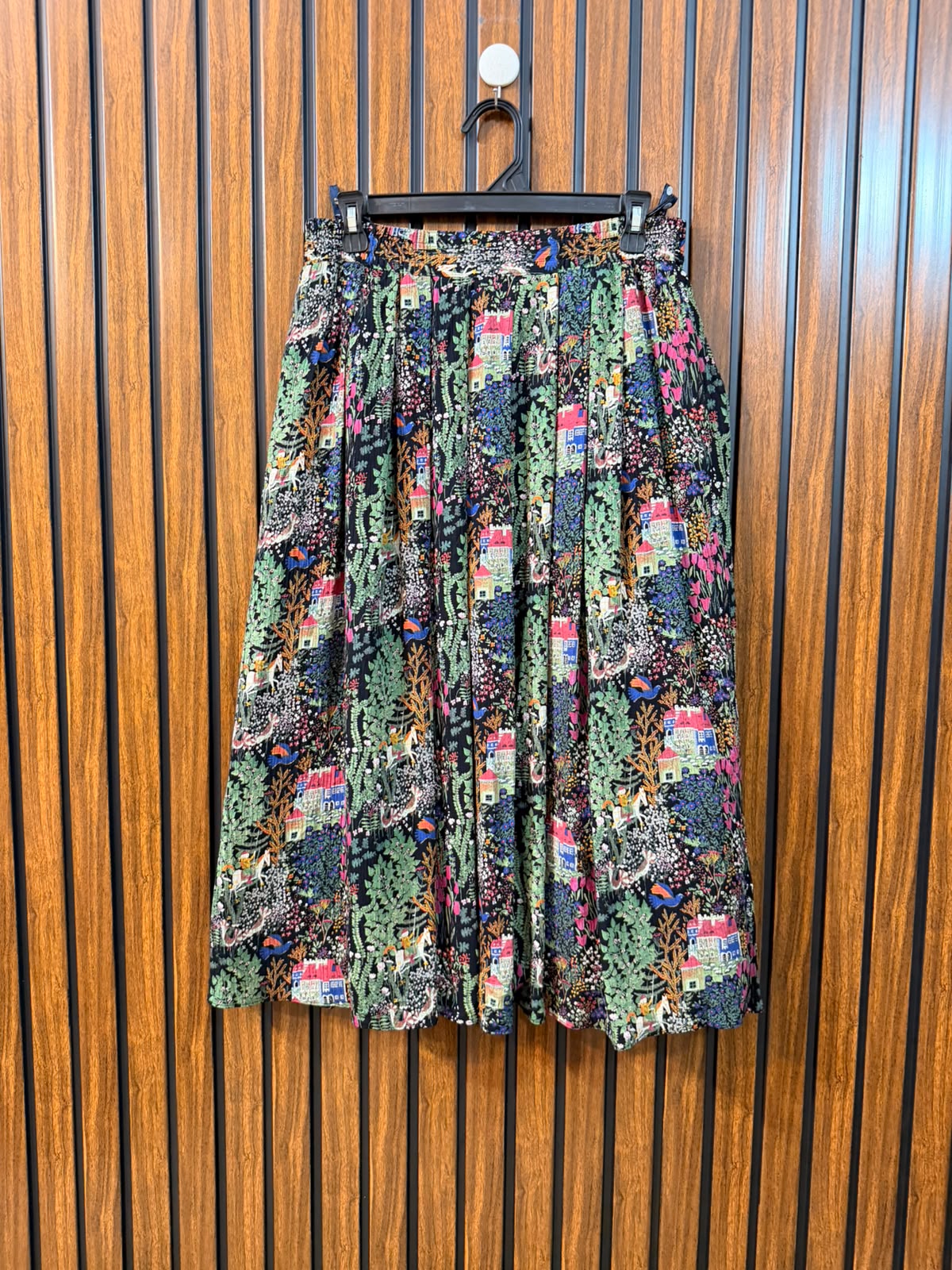 Waist 32  Length 29  Fabric Rayon Women's Finest Skirt