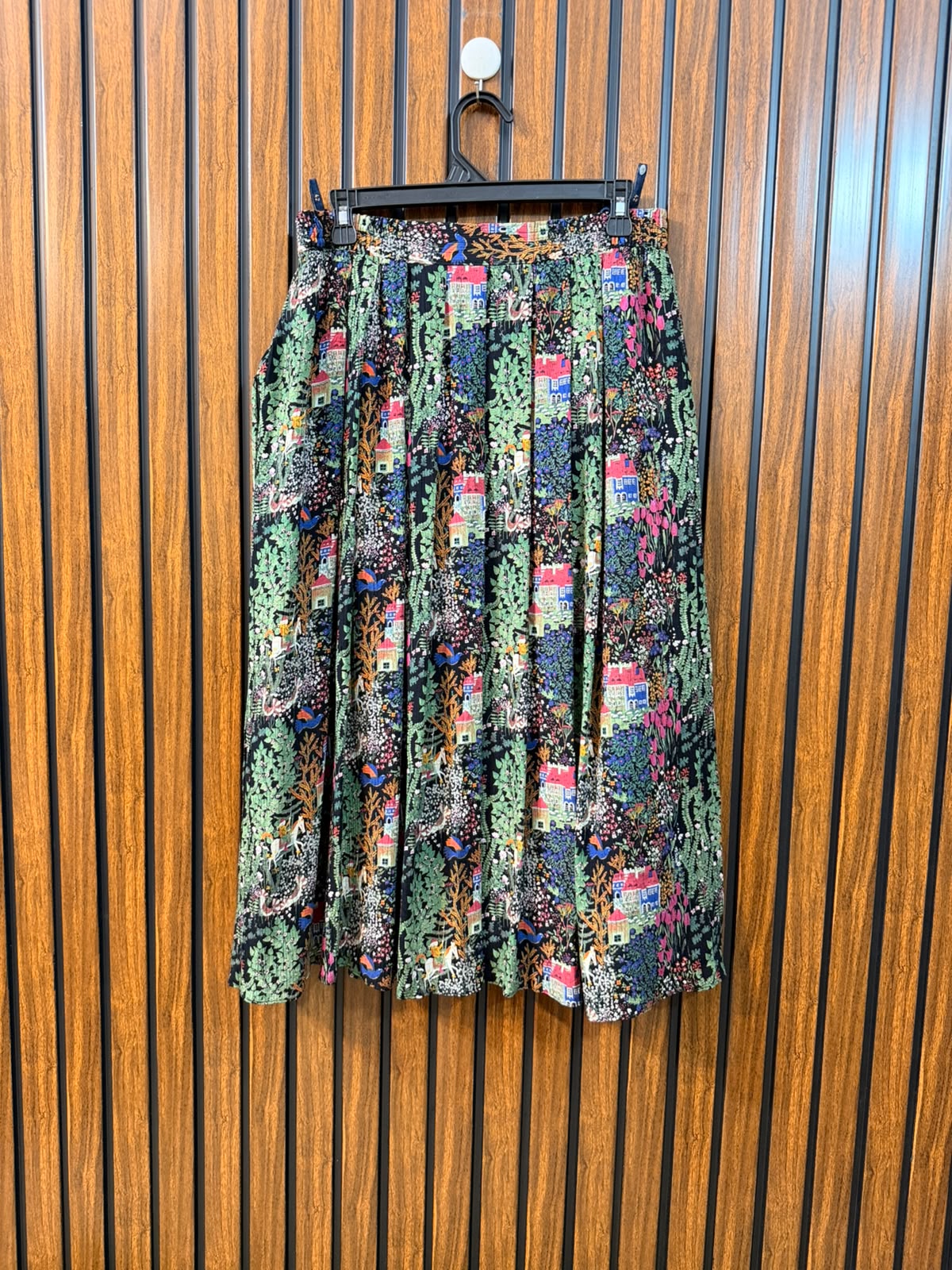 Waist 32  Length 29  Fabric Rayon Women's Finest Skirt