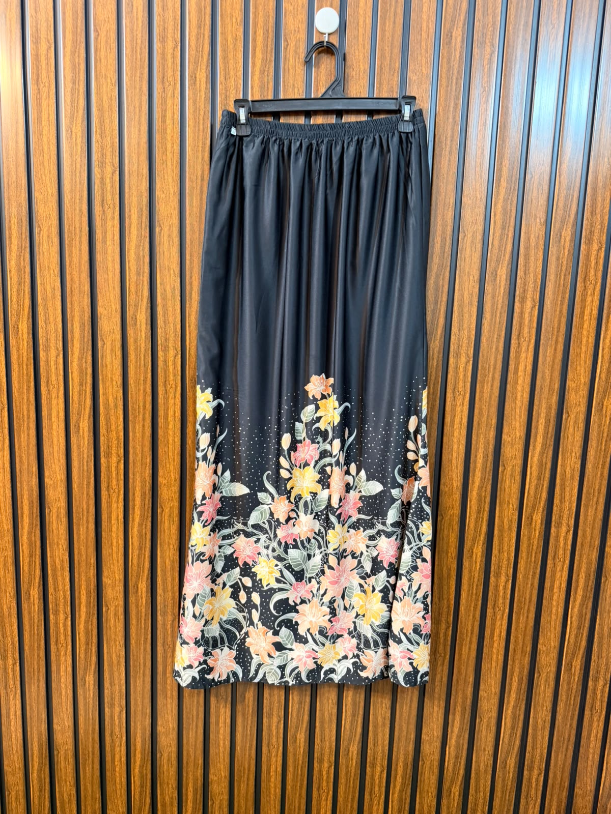 Waist 32  Length 39  Fabric Silk Women's Premium Skirt Collection