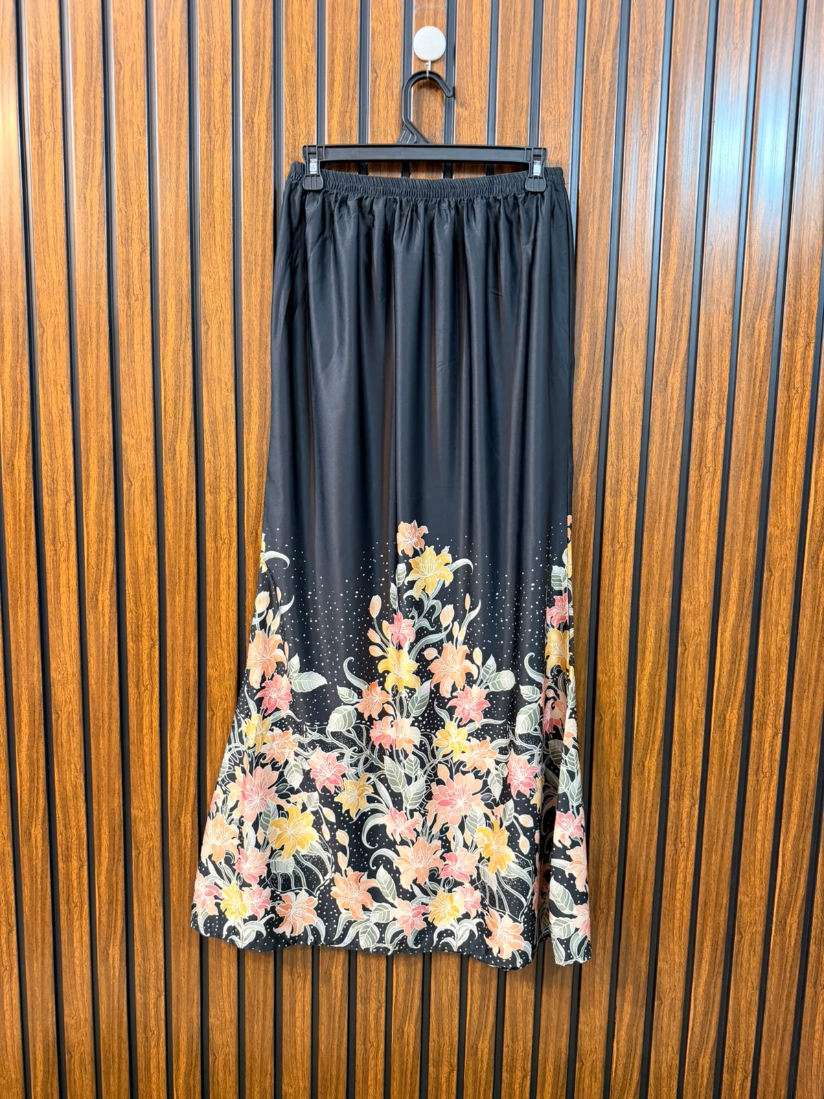 Waist 32  Length 39  Fabric Silk Women's Premium Skirt Collection