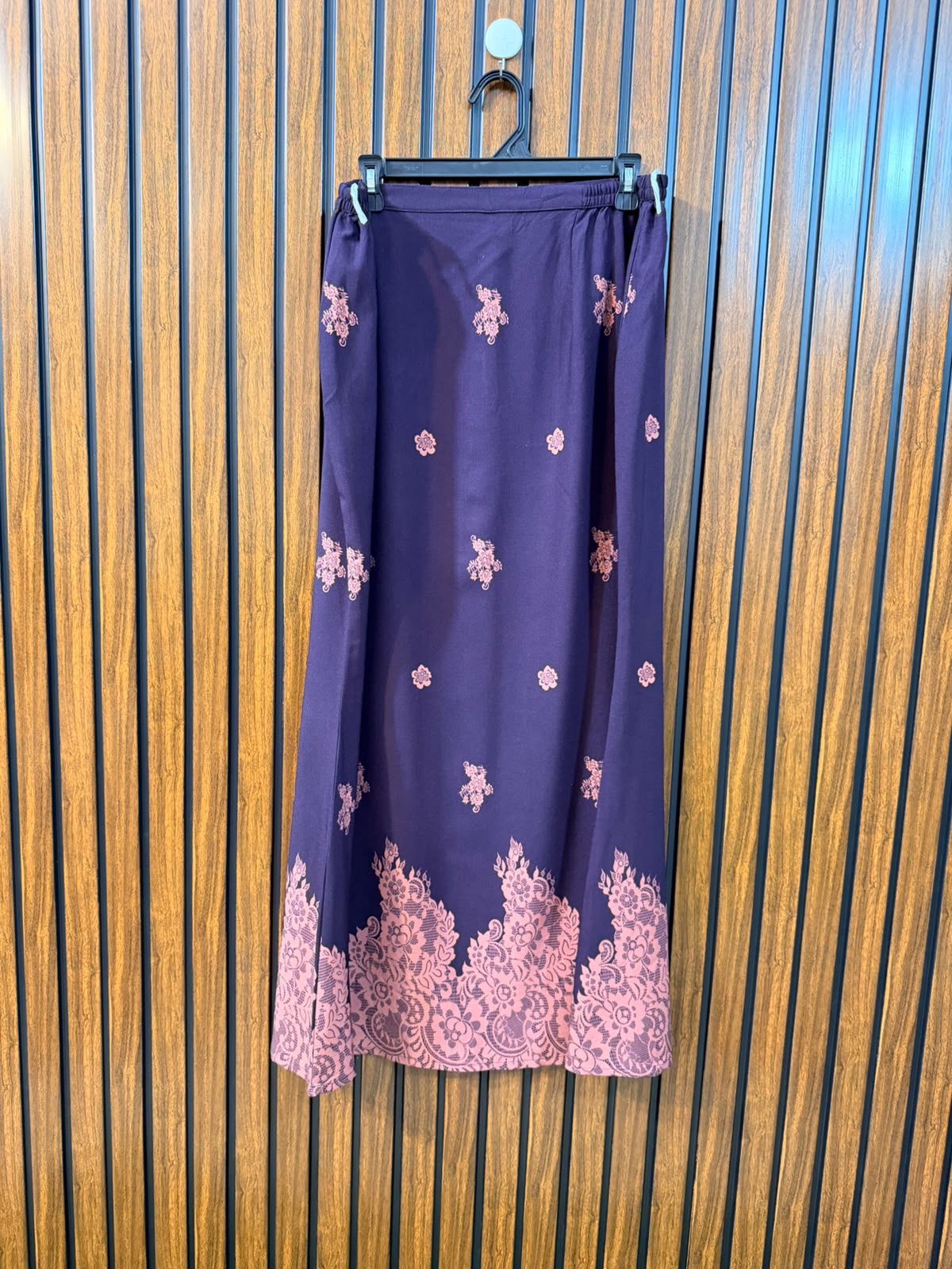 Waist 36  Length 39  Fabric Rayon Women's Skirt Clothing