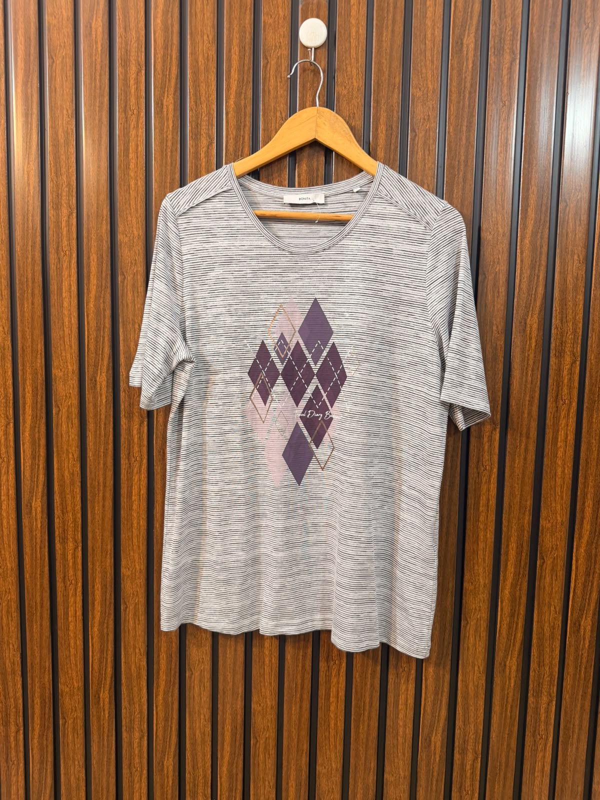Chest 21  Length 26 Women's Trend T-Shirt