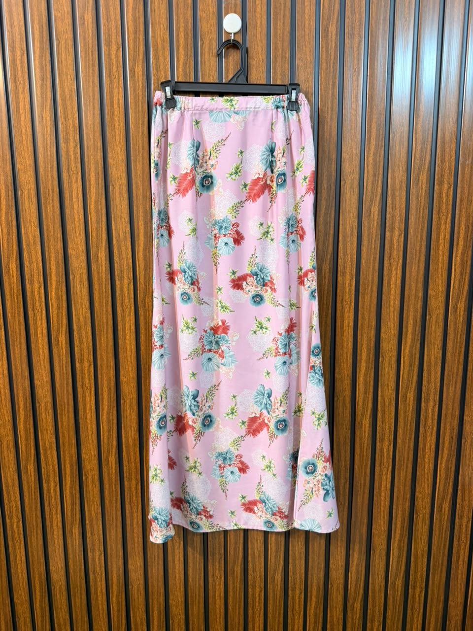Waist 28  Length 40  Fabric Silk Premium Women's Skirt