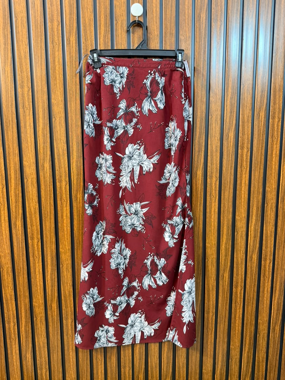 Waist 25  Length 38  Fabric Silk Elegant Women's Skirt