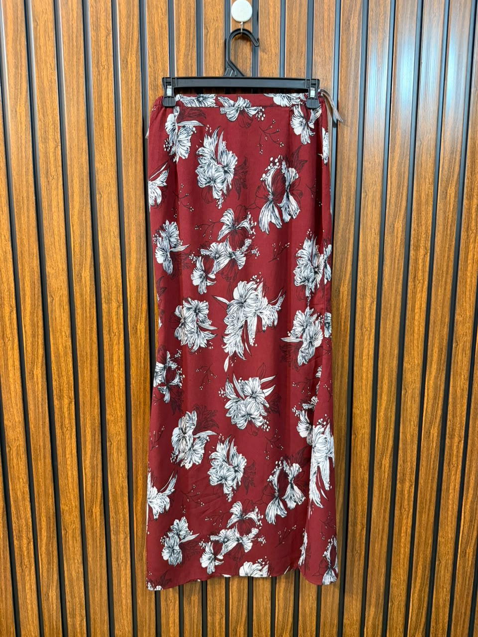 Waist 25  Length 38  Fabric Silk Elegant Women's Skirt