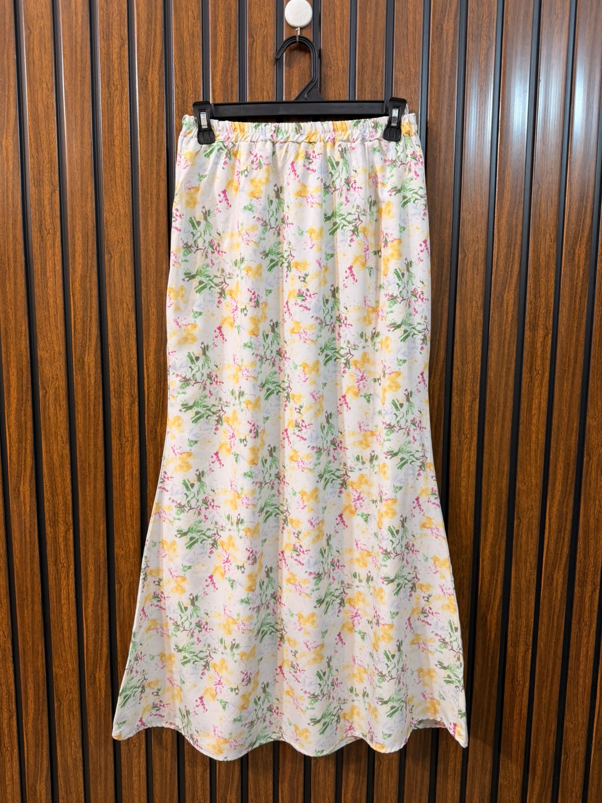 Waist 26  Length 37  Fabric Silk Classic Women's Skirt