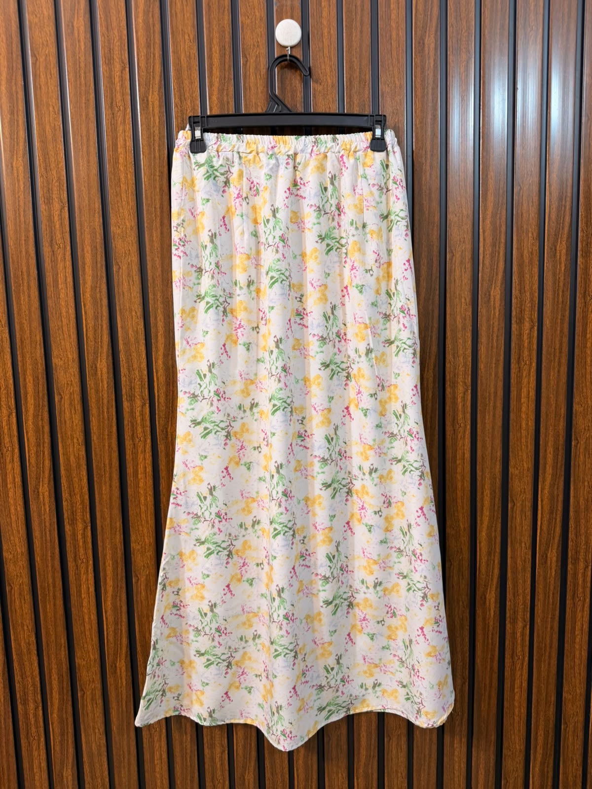 Waist 26  Length 37  Fabric Silk Classic Women's Skirt