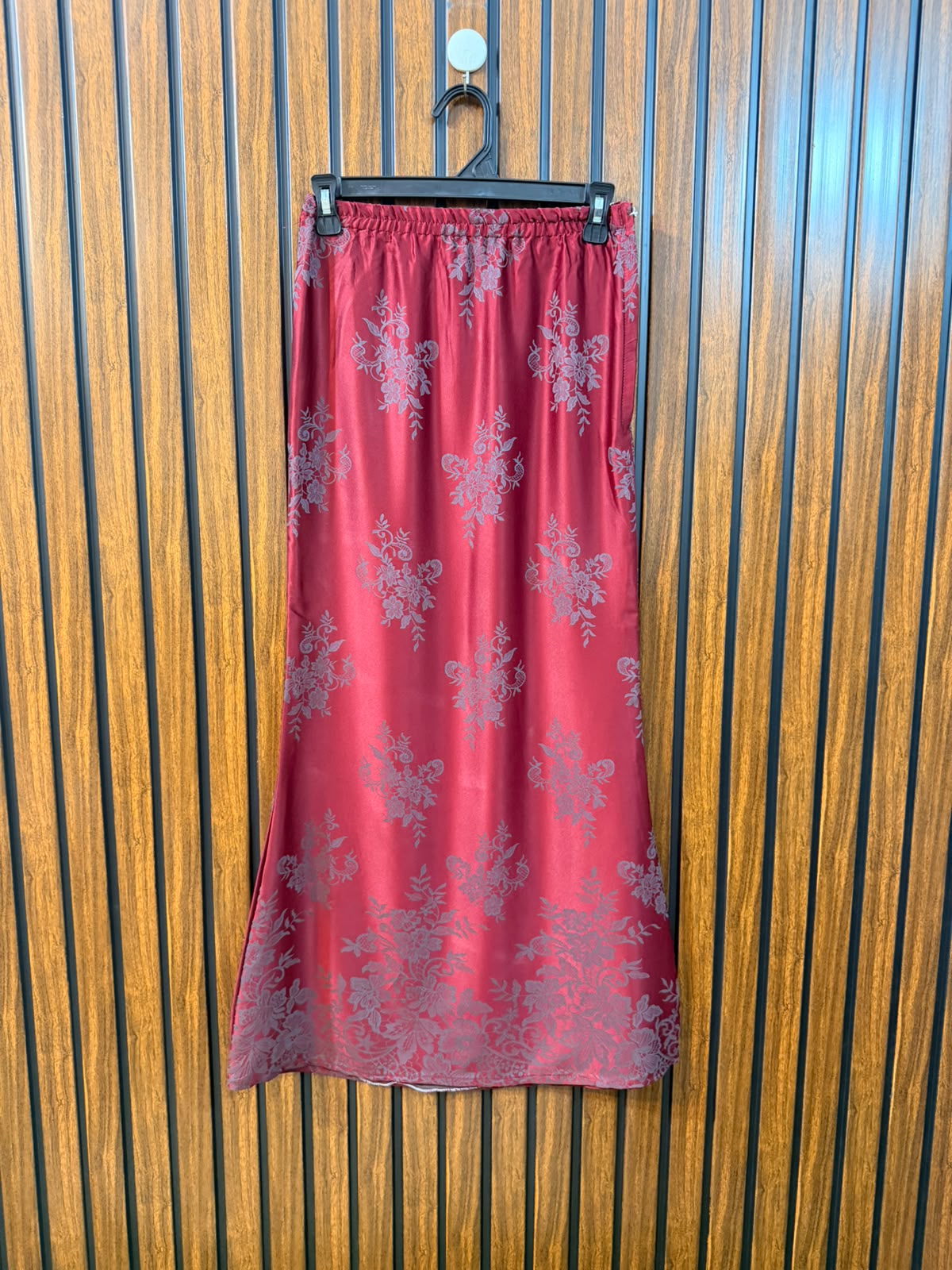 Waist 24  Length 37  Fabric Silk Exclusive Women's Skirt