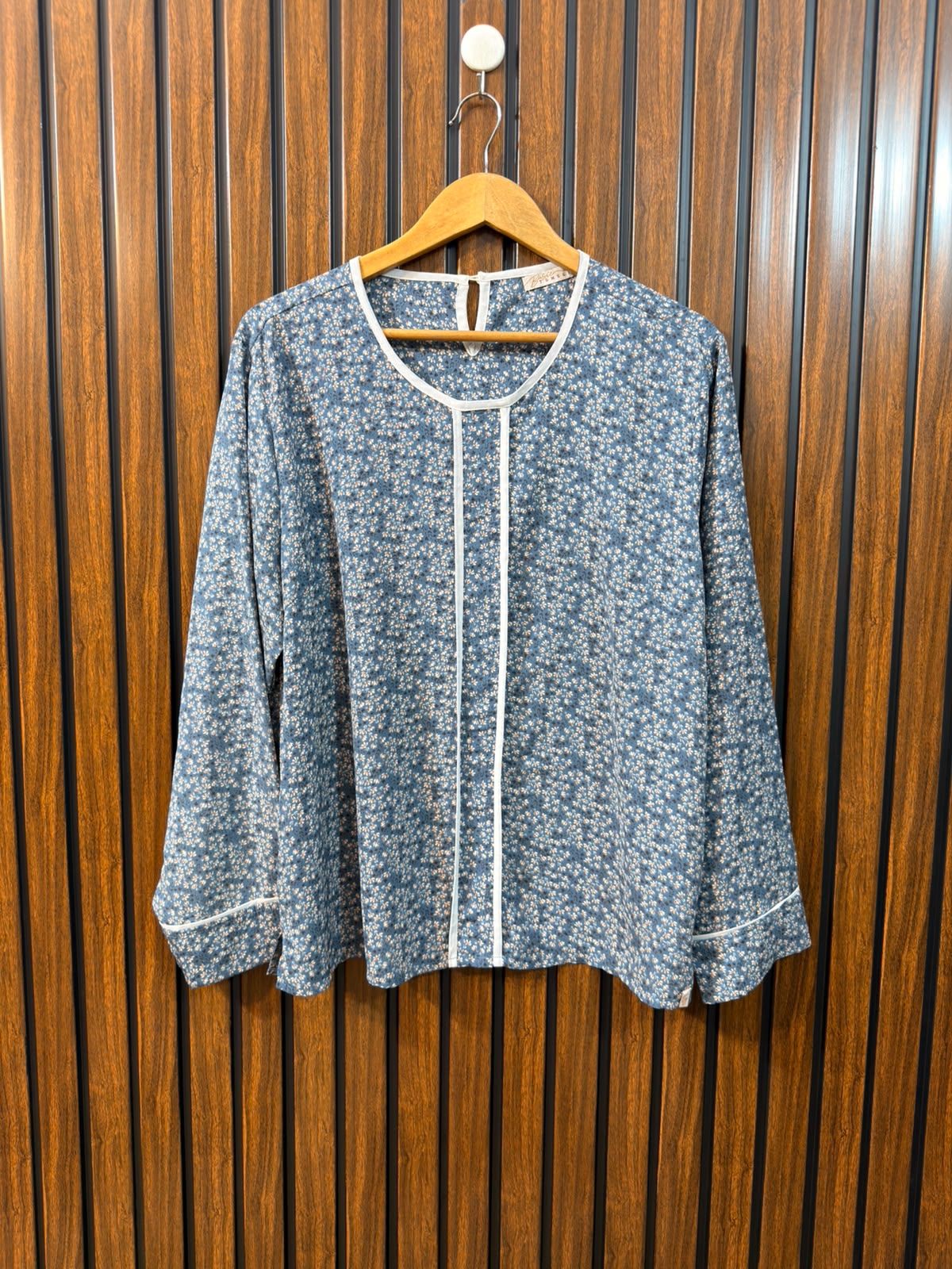 Chest 20  Length 25  Fabric Silk Women's Modern Fashion Top