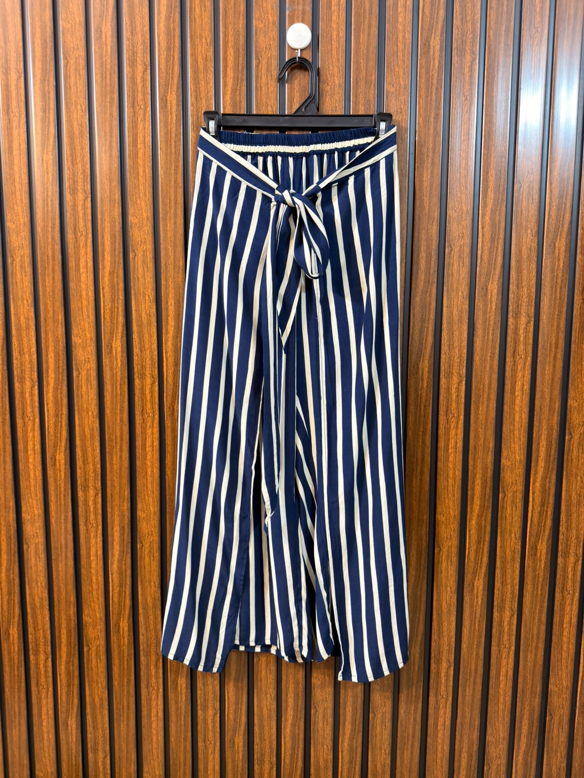 Waist 26  Lenght 33  Fabric Silk  Side Cut Style Everyday Women's Trouser