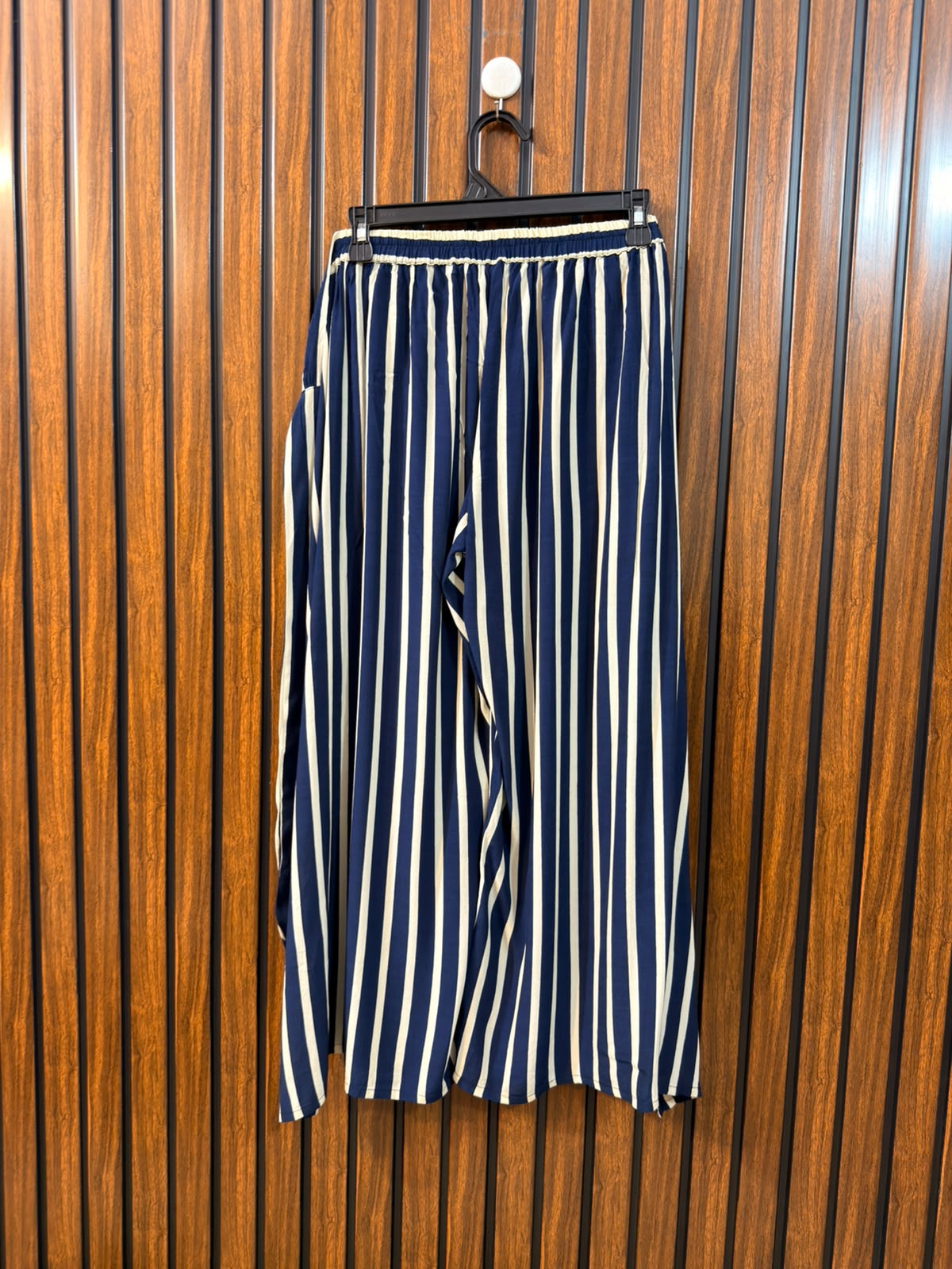 Waist 26  Lenght 33  Fabric Silk  Side Cut Style Everyday Women's Trouser