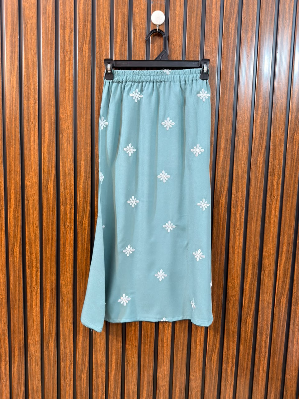 Waist 24  Length 28  Fabric Rayon Trendy Women's Skirt