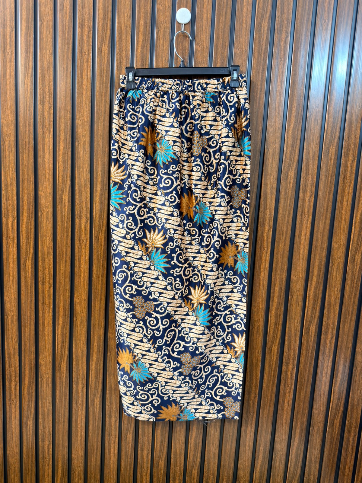 Waist 30  Length 36  Fabric Silk Women's Branded Skirt