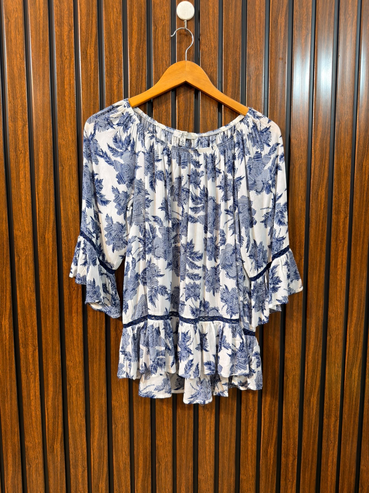 Chest 20  Length 24 To 25  Fabric Linen Women’s Branded Long Sleeve Top