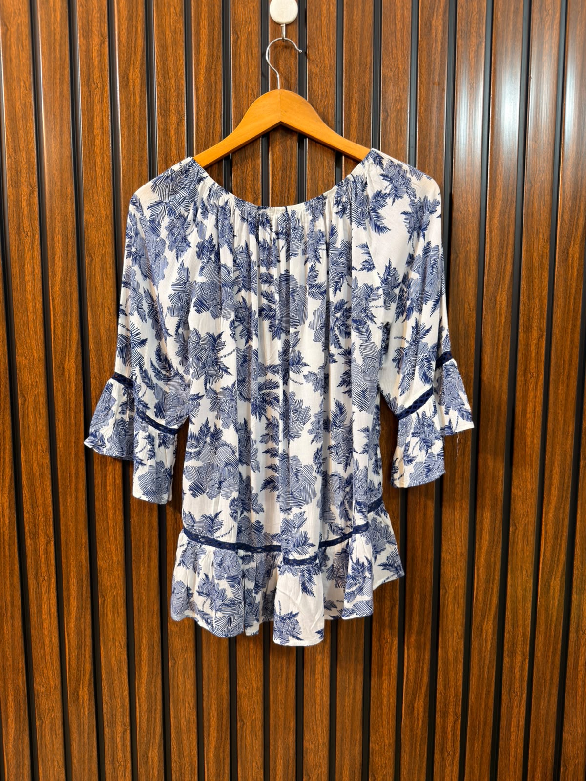 Chest 20  Length 24 To 25  Fabric Linen Women’s Branded Long Sleeve Top