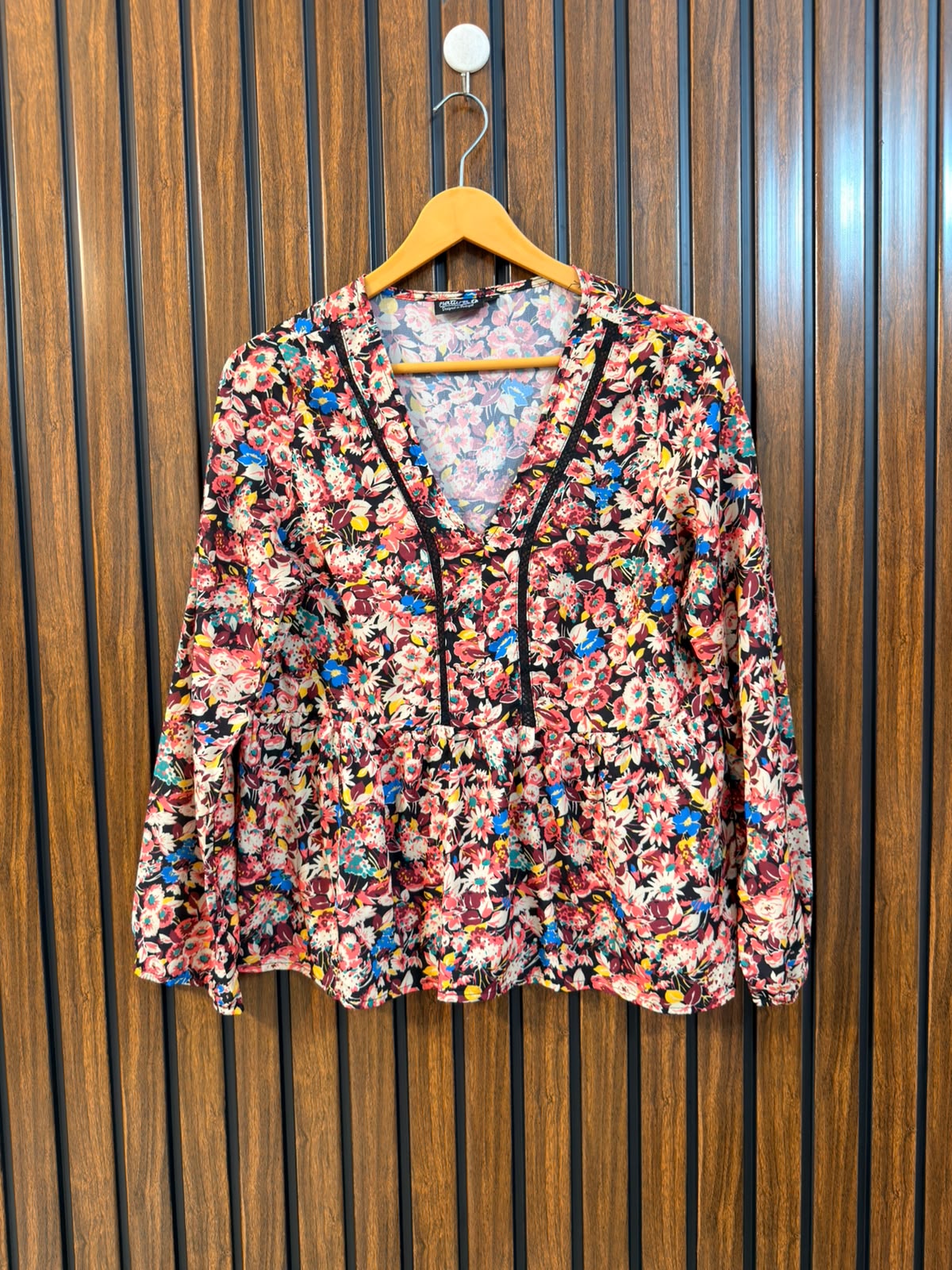Chest 18  Length 22  Fabric Silk Western Branded Women's Signature Wear Top