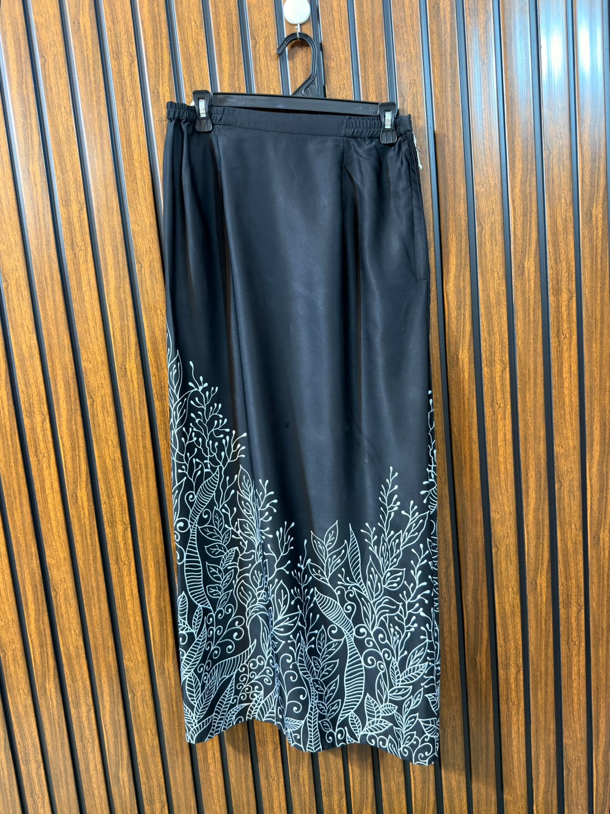 Waist 32  Length 38  Fabric Silk Western Branded Skirt for Women