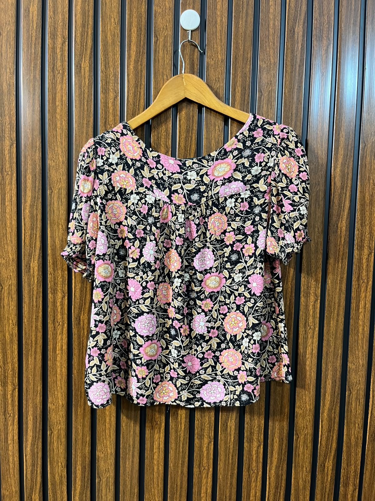Chest 20  Lenght 21  Fabric Rayon Women's Signature Half Sleeve Top