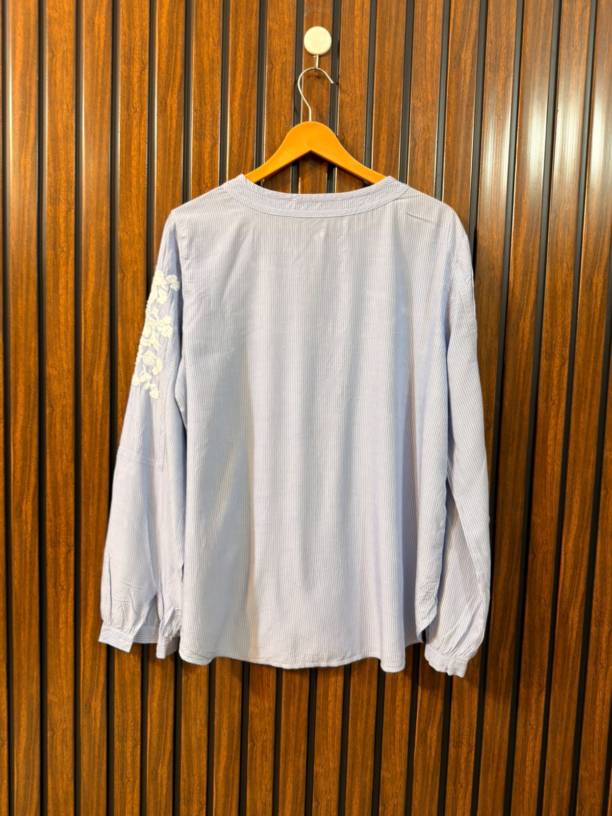 Chest 21  Length 27  Fabric Linen Branded Western Women’s Full Sleeve Top