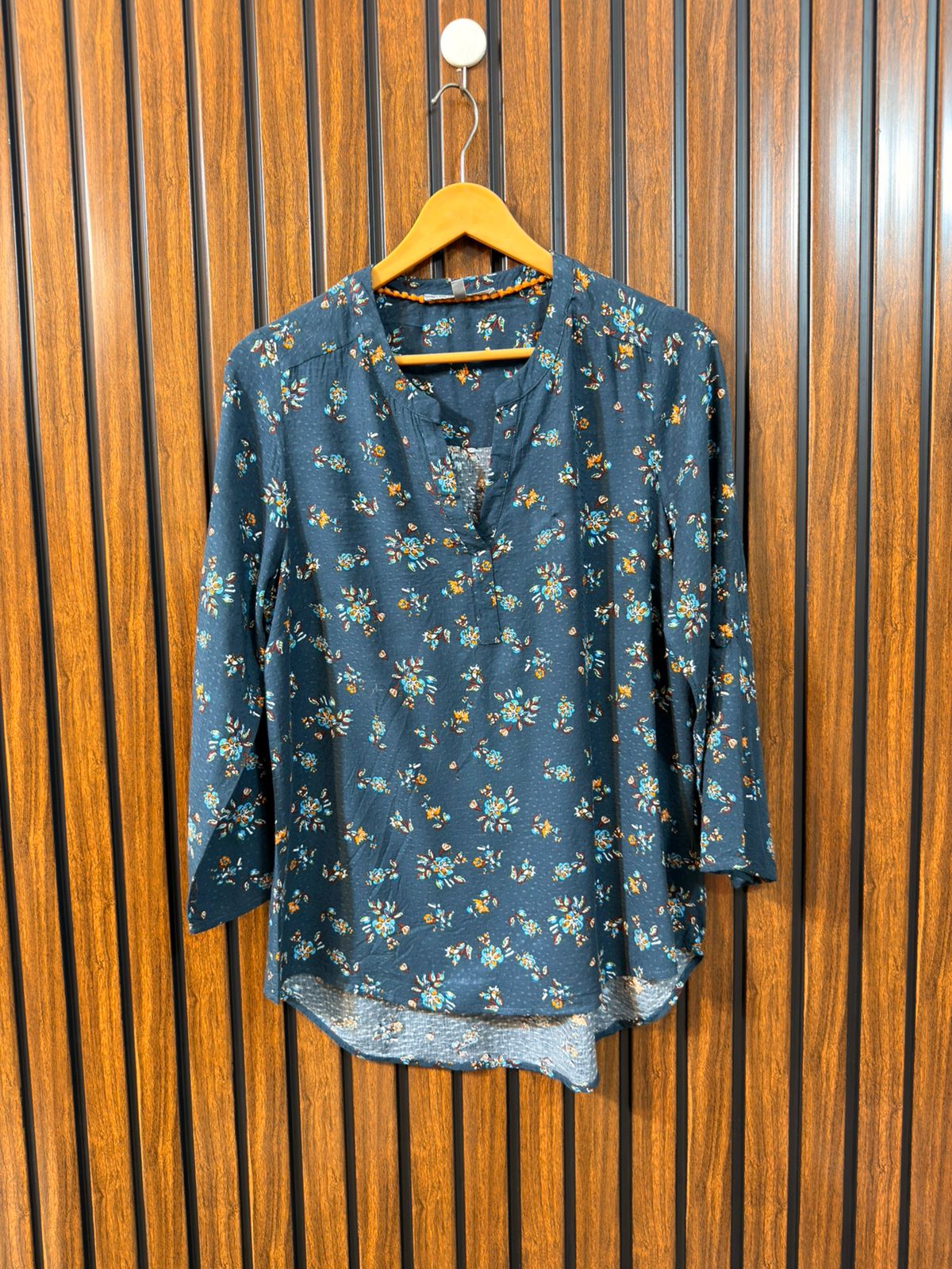 Chest 18  Length 26 to 28  Fabric Linen Ladies Western Full Sleeve Wear