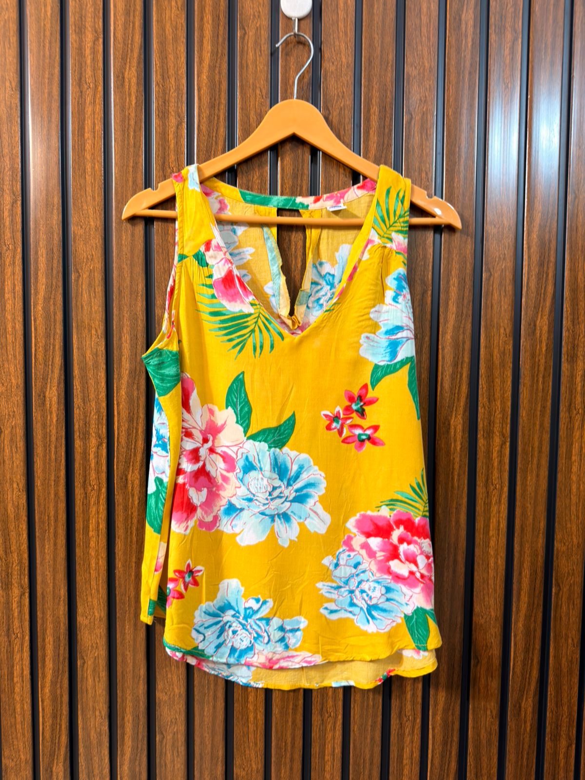 Chest 19  Length 25 To 26  Front Linen Western Branded Sleeveless Top