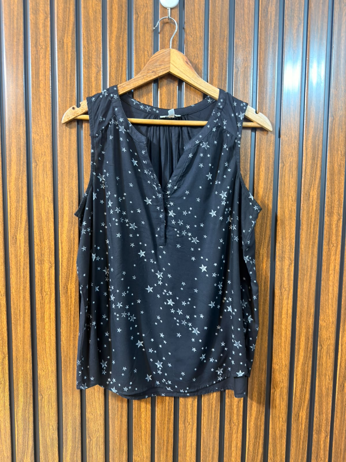 Chest 21  Lenght 26  Fabric Linen Branded Women's Sleeveless Top