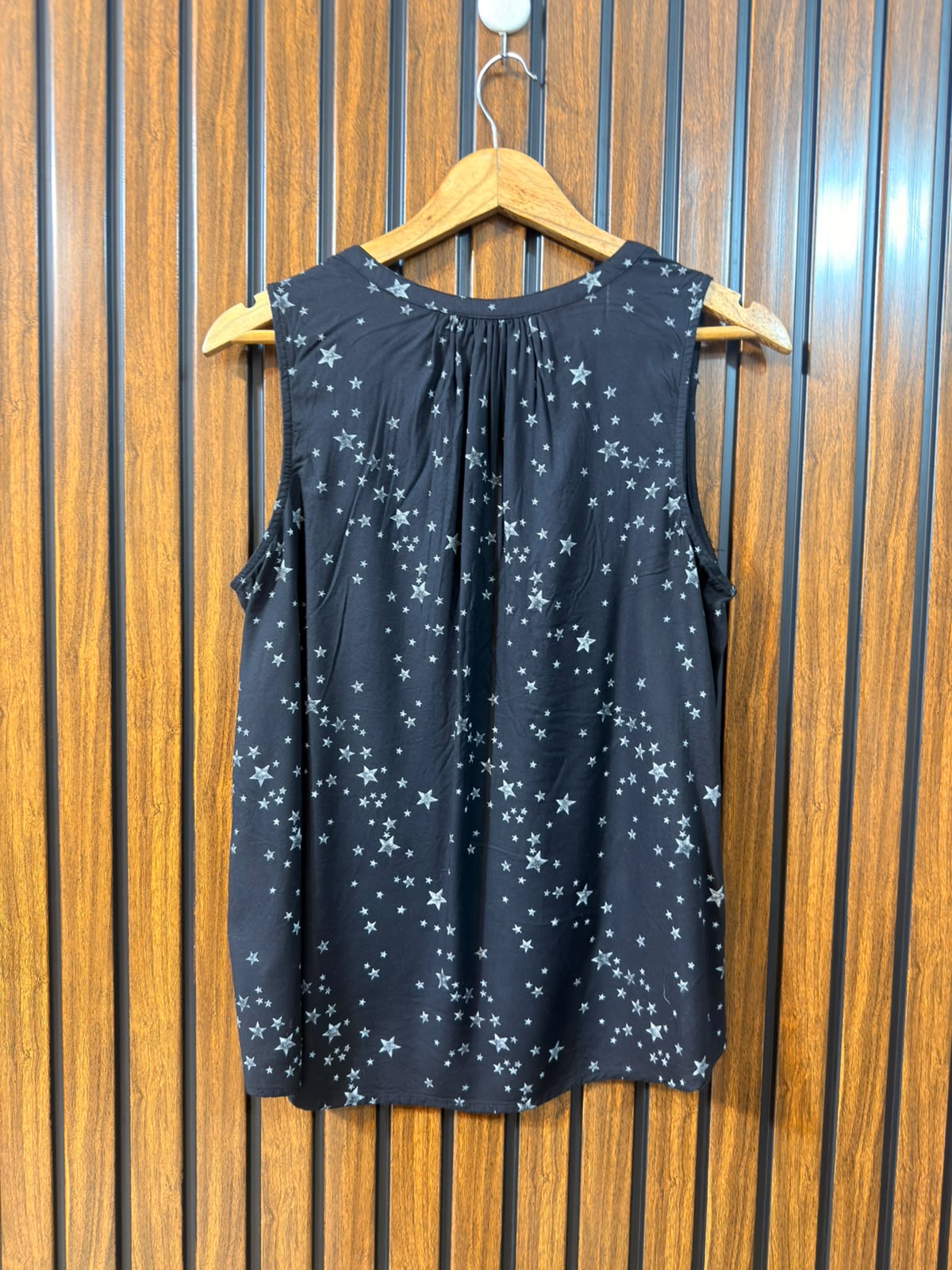 Chest 21  Lenght 26  Fabric Linen Branded Women's Sleeveless Top