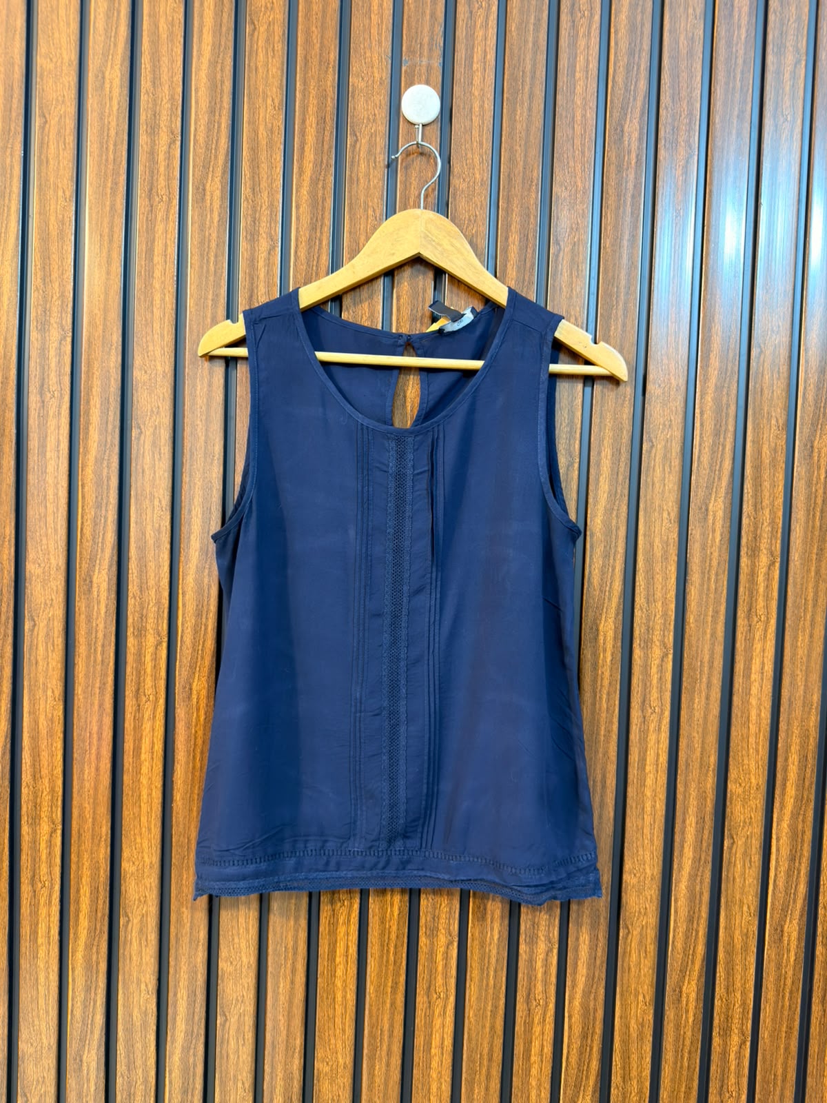 Chest 17  lenght 22  fabric linen Western Ladies Sleeveless Tops